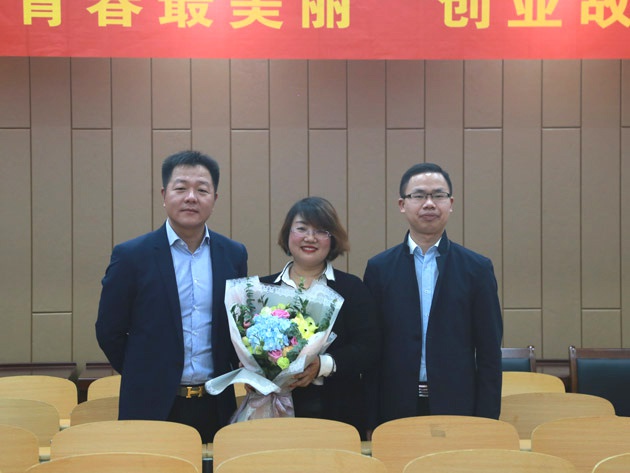“不忘初心，載夢(mèng)前行”人和集團董事長(cháng)及總裁受邀贛南師范大學(xué)做創(chuàng  )業(yè)講座 